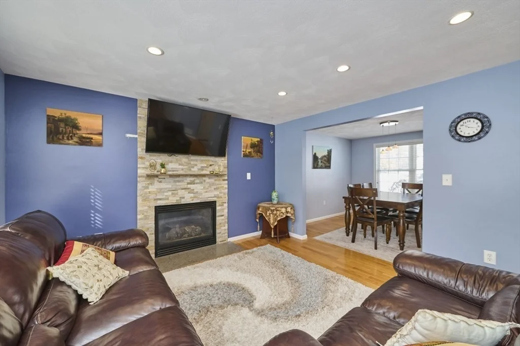 27 Cranberry Ln, Burlington