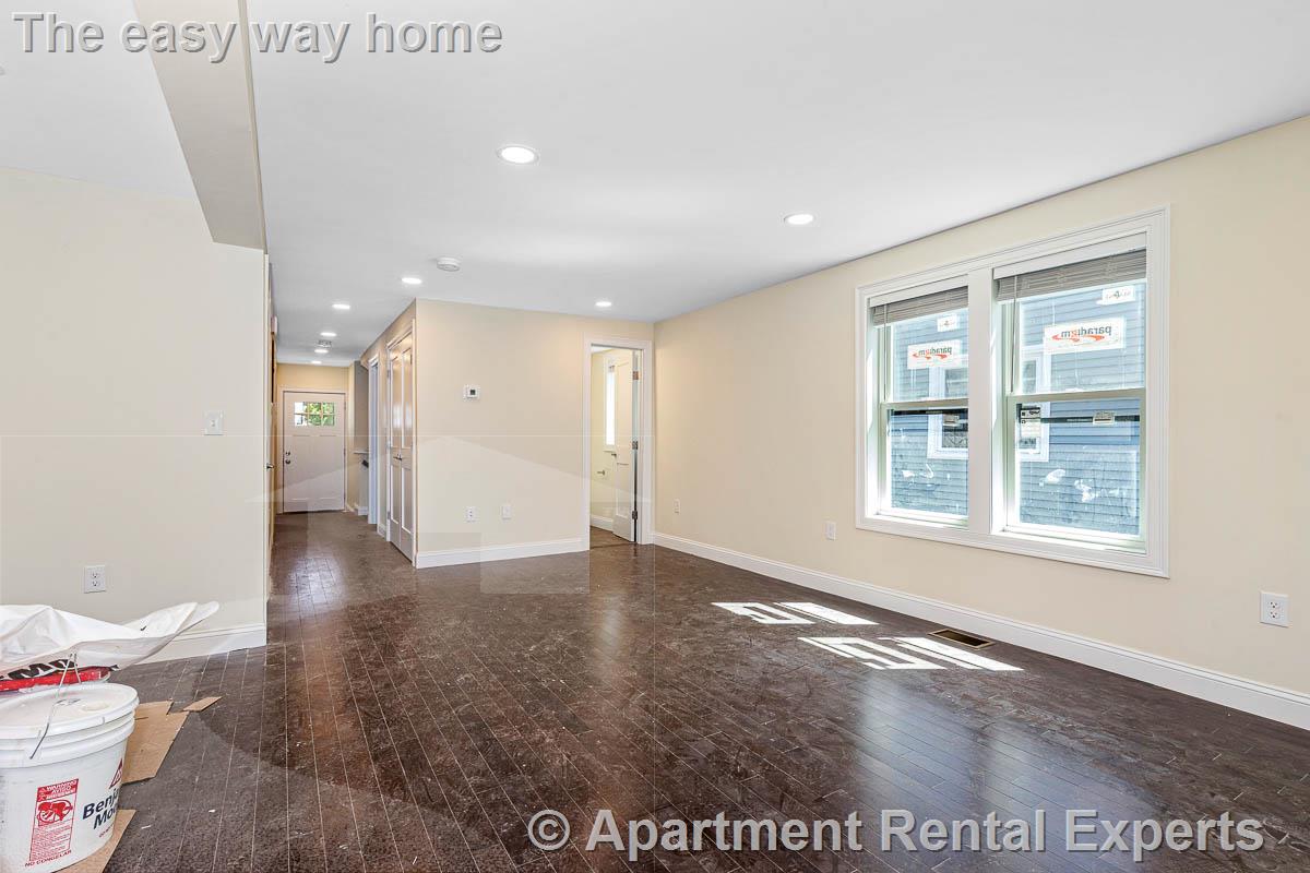 70-72 Stanley Ave, Tufts