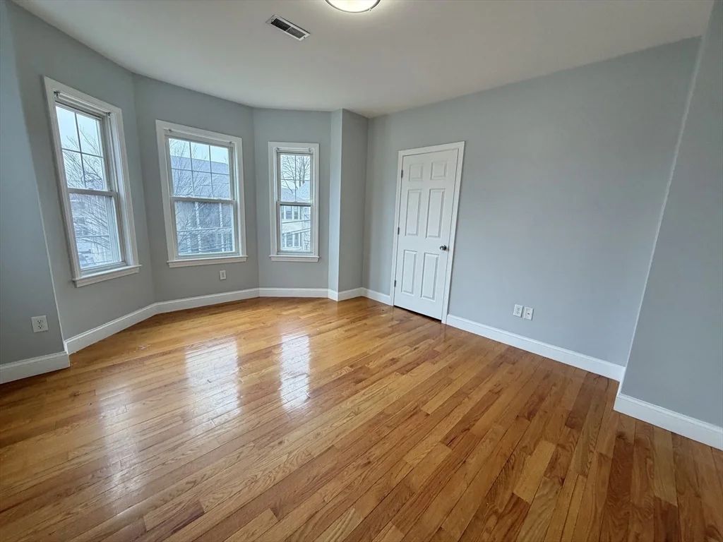 786 Moody St, Waltham