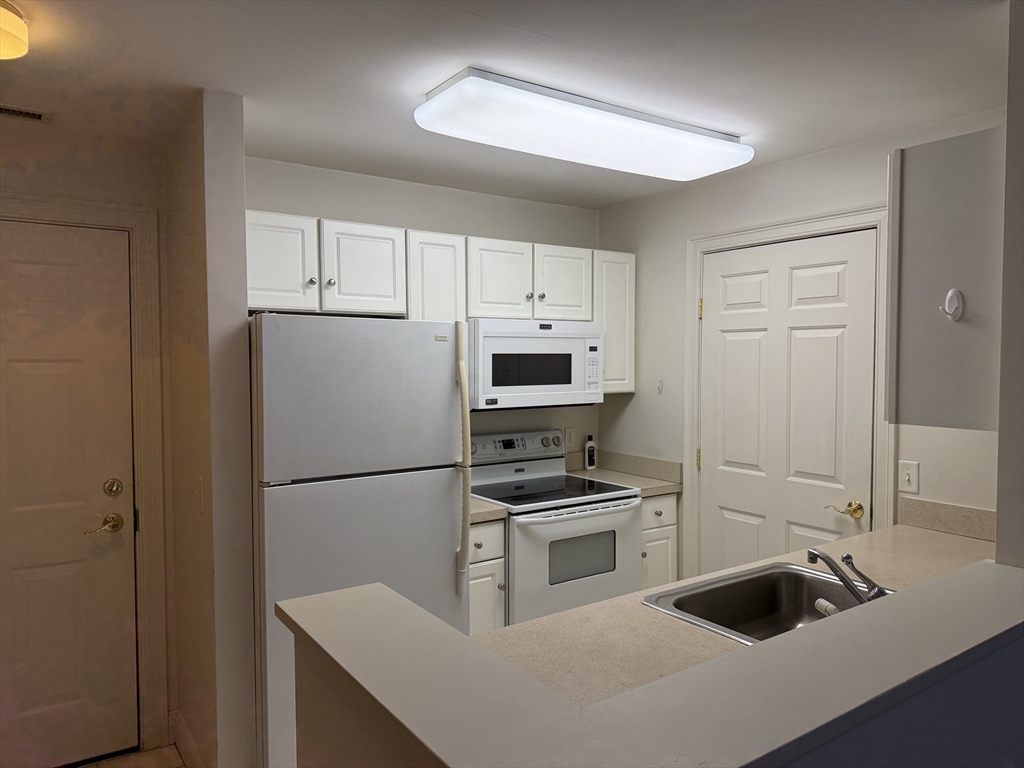 1 Millbrook Ln, Wakefield