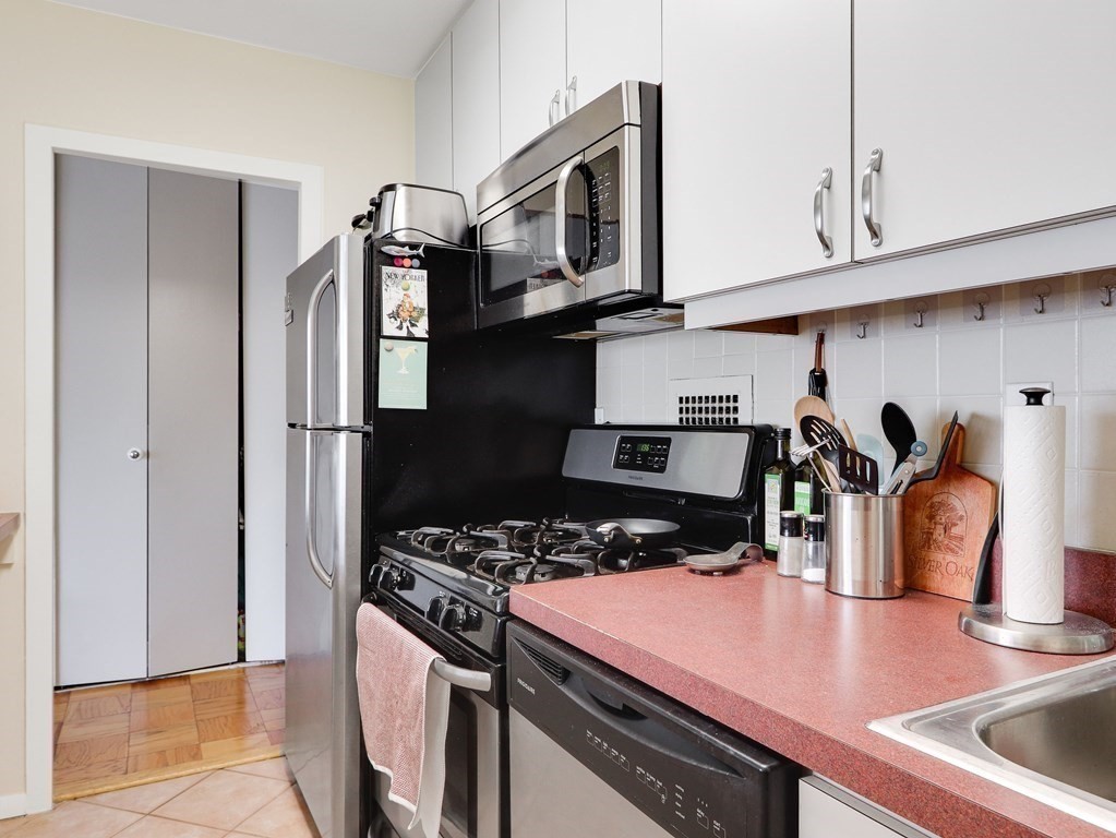 8 Whittier Pl, West End