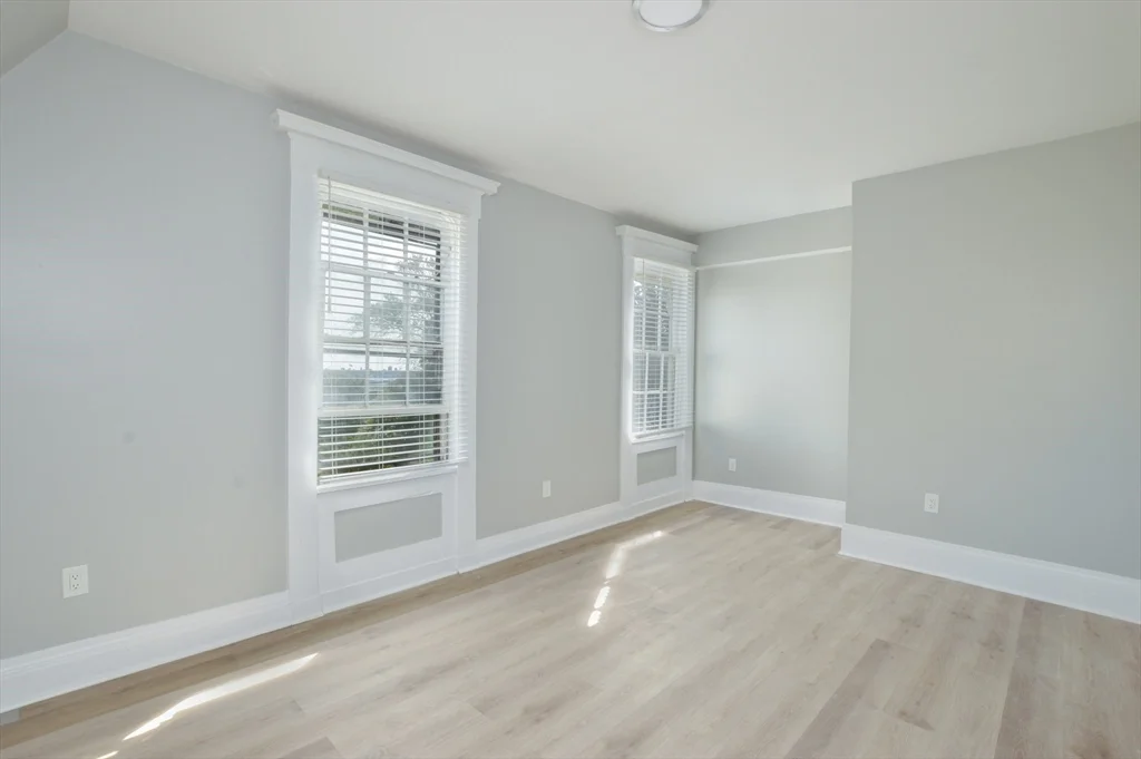 1049 Pleasant St, Center