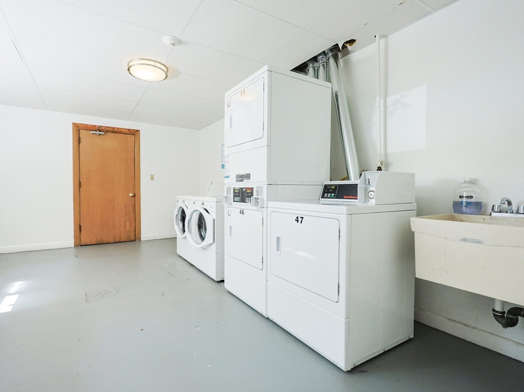 54 Jacqueline Rd, Waltham