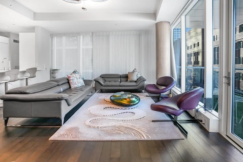 22 Liberty Dr, Seaport District