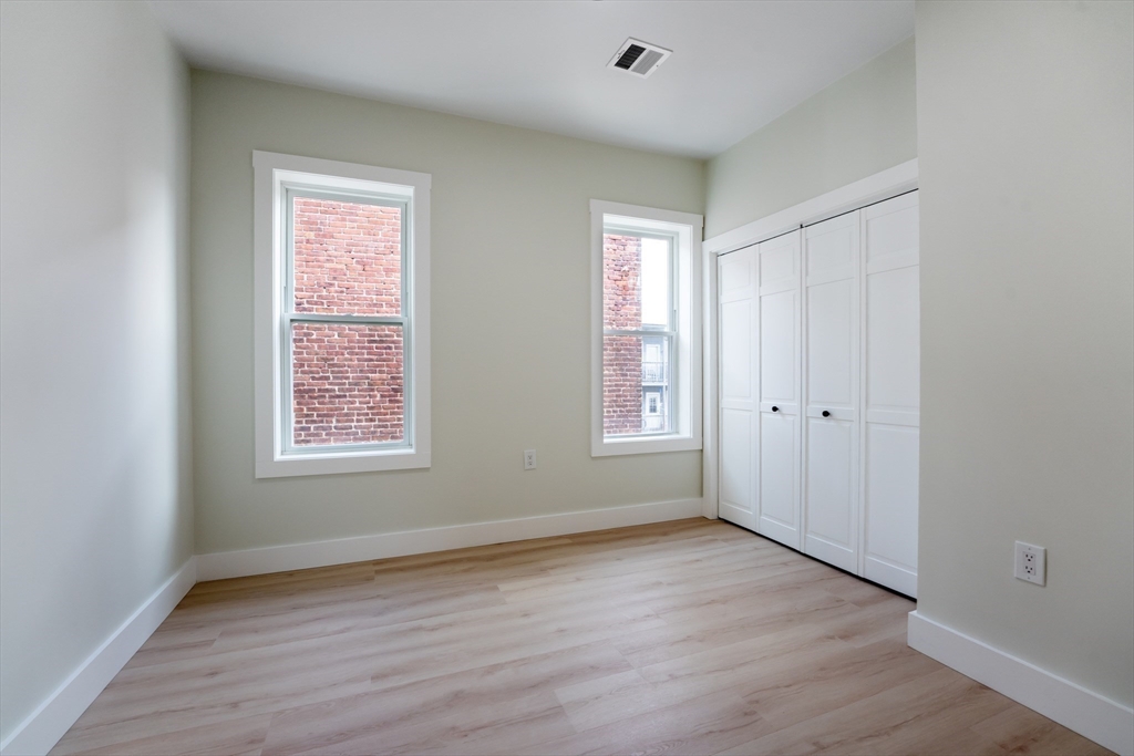 47 Brackett St, Oak Square