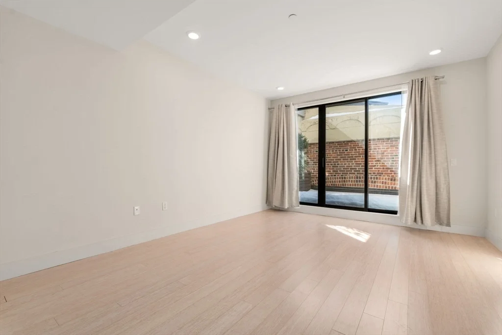 121 Portland St, West End