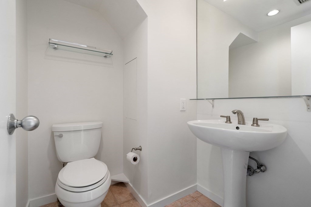 975 Memorial Dr, Harvard Square