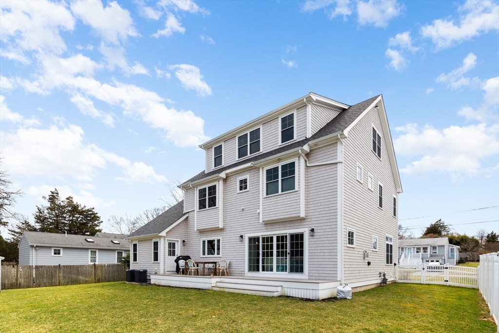 40 Foley Beach Rd, Hingham