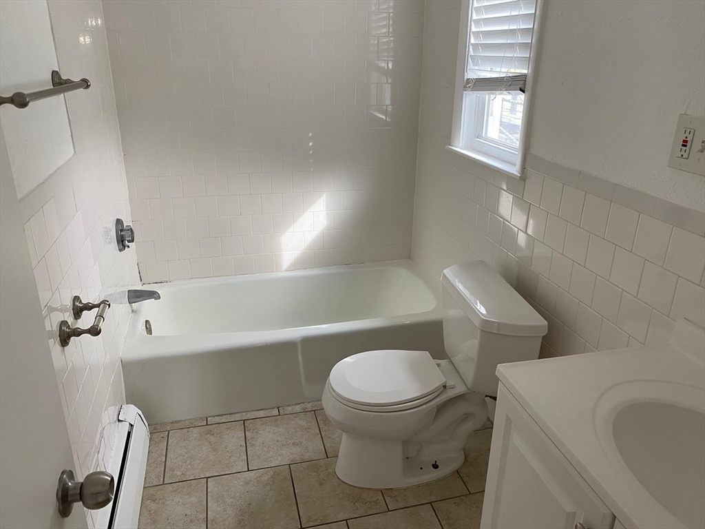 522 Saratoga St, Boston