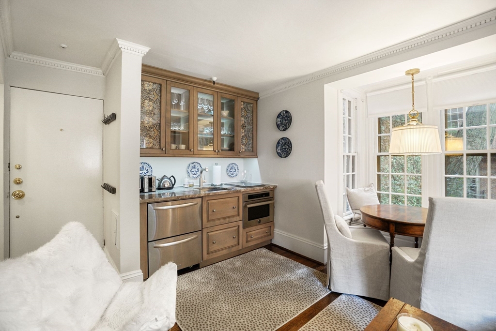 9 Willow St, Beacon Hill