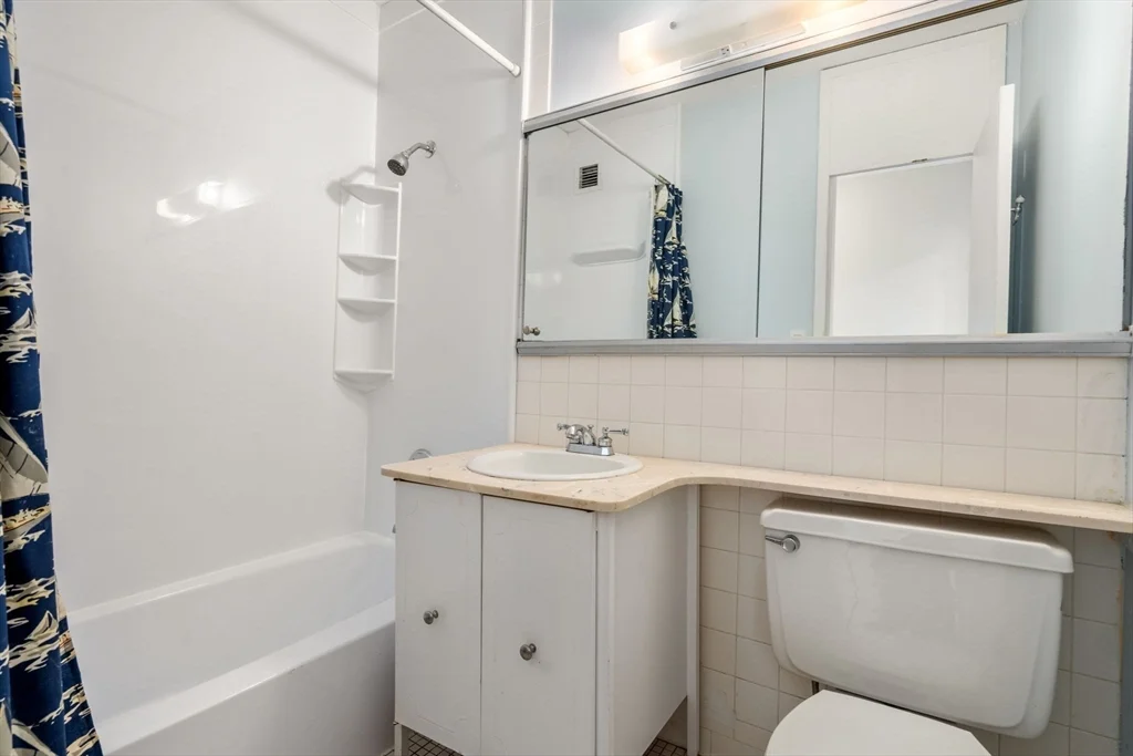 85 East India, Waterfront