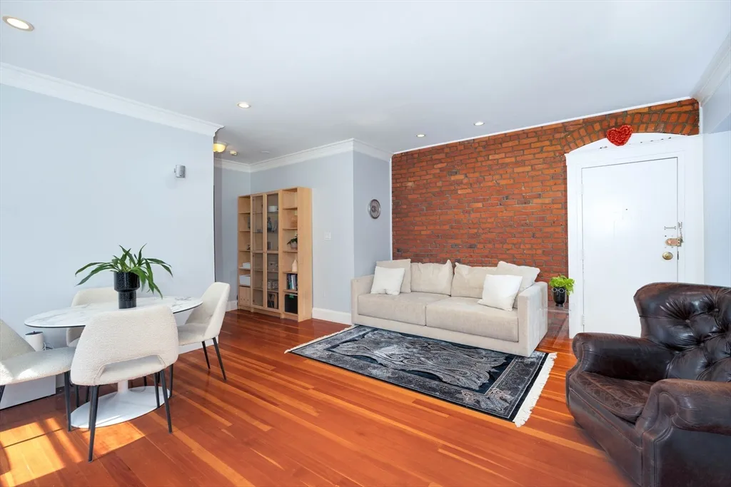 1064 Beacon St, Longwood