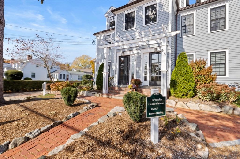 108 Elm St, Cohasset