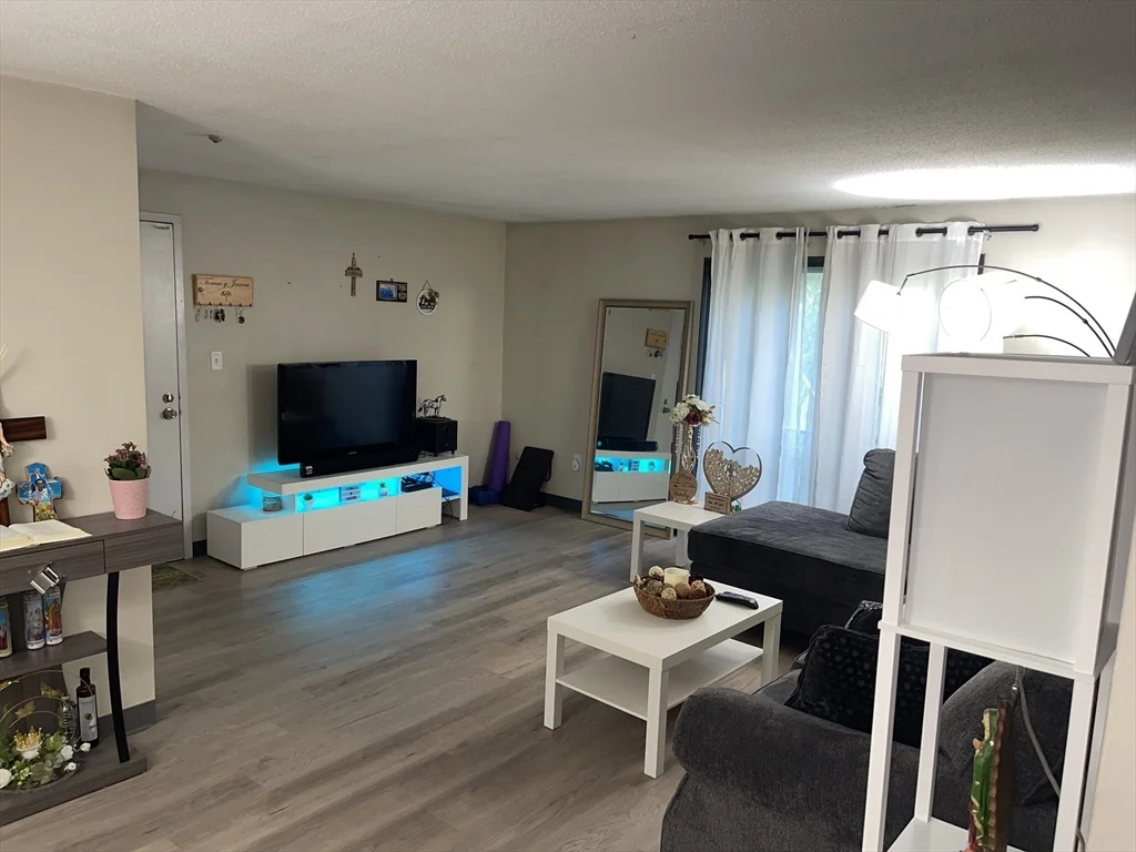 2 Village Hill Ln, West Natick