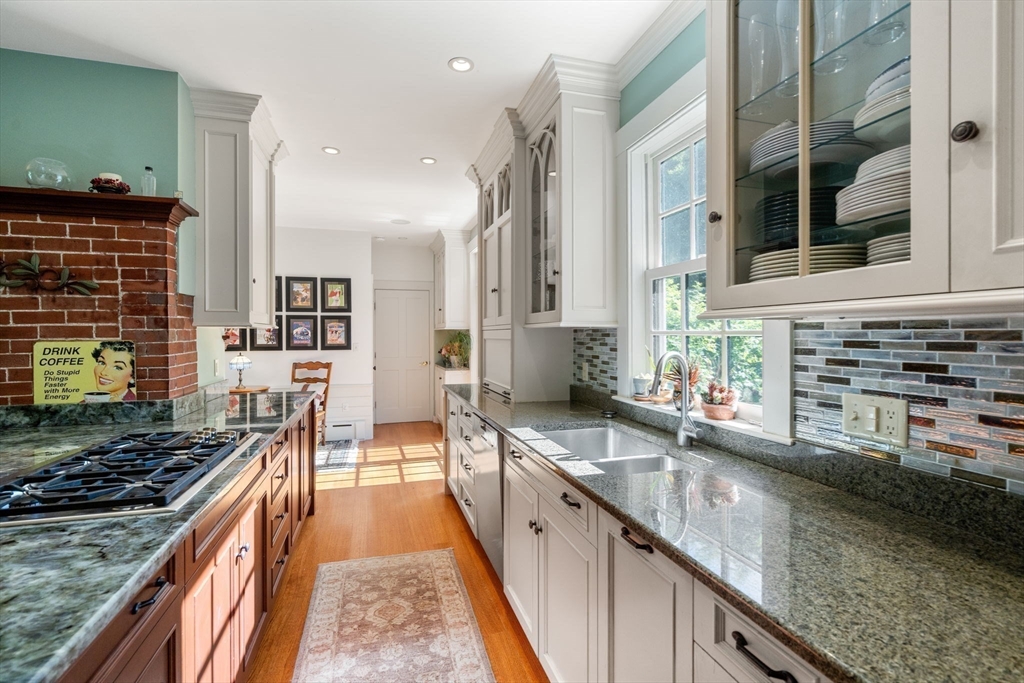 62 Old River Pl, Dedham