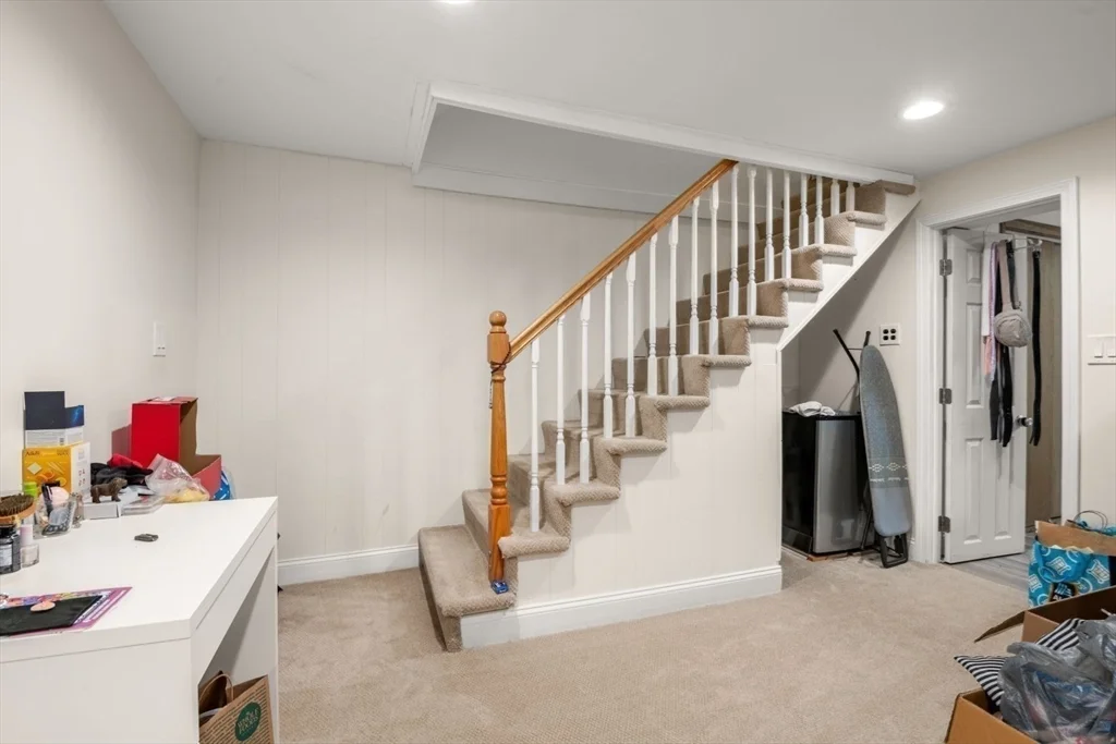 9 Town House Dr, Newtonville