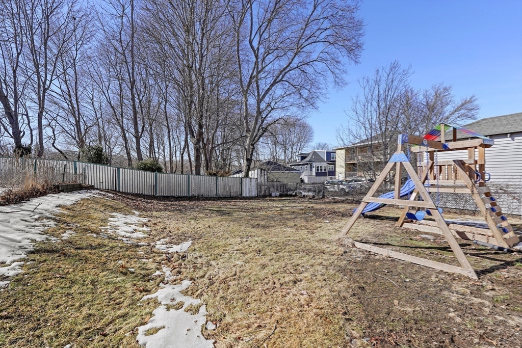 4 Champlain Rd, Salem