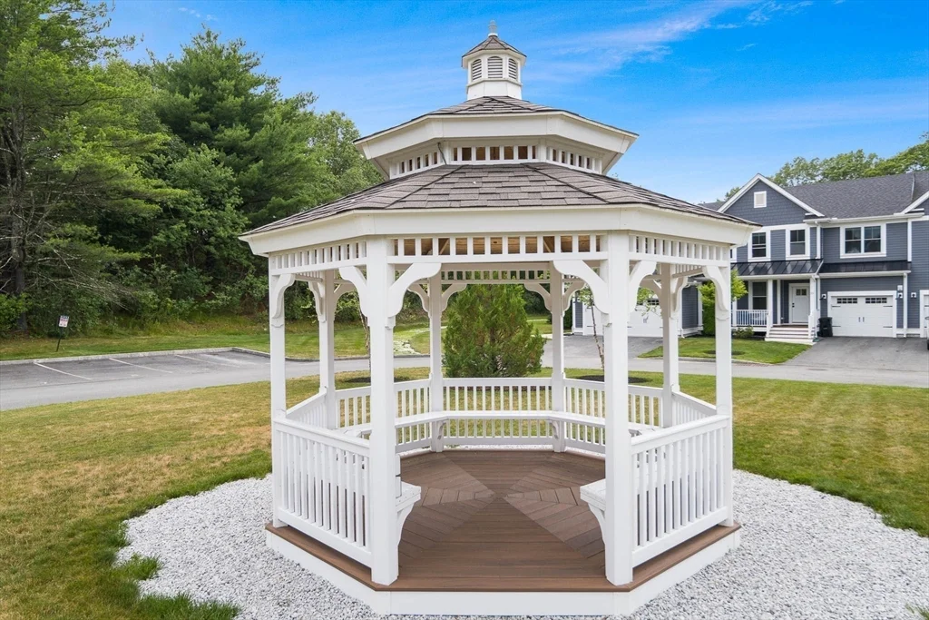 19 Lily Pond Ln, Lexington