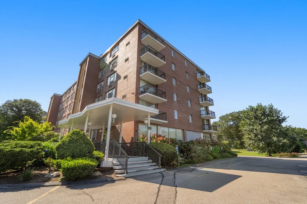 20 Hammond Pond Pkwa, Chestnut Hill