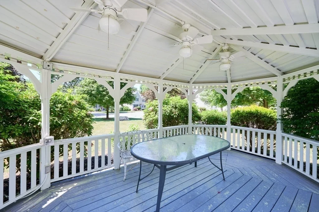 27 Cranberry Ln, Burlington