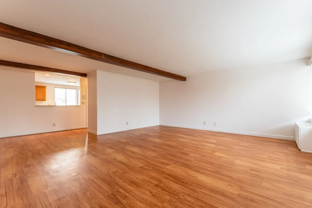 8 Longwood Dr, Andover