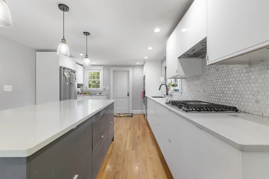 665 S Main St, Sharon