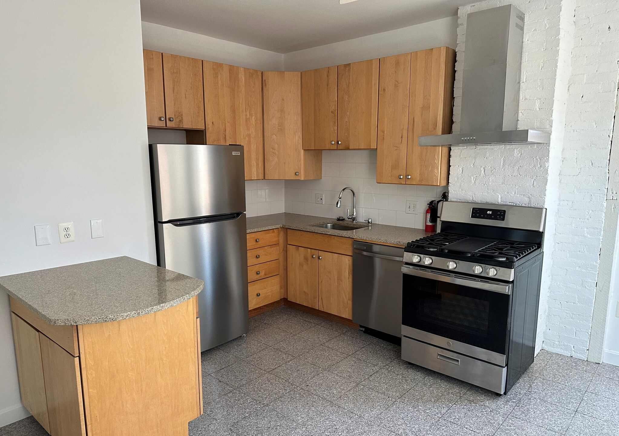 3 bed, 1 bath apartment for rent at 8-10 Boston St Unit 3, South Boston — photo 1 of 5