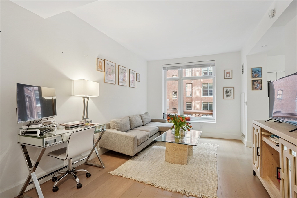 100 Lovejoy Wharf, Waterfront