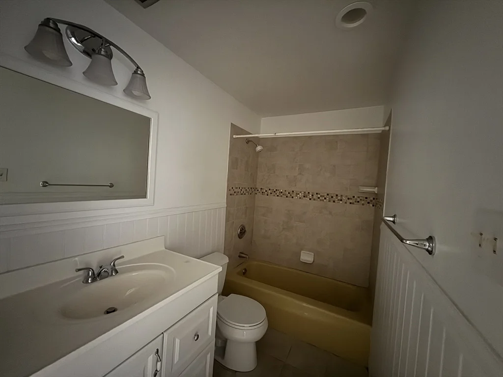 12 Williamsburg Ct, Shrewsbury