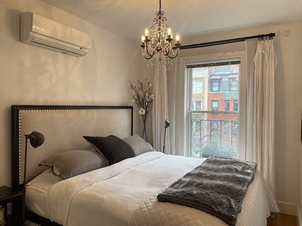 211 Newbury St, Back Bay