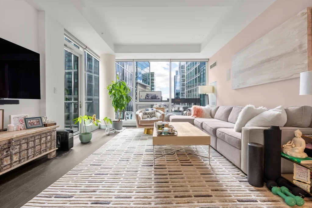 22 Liberty Dr, Seaport District