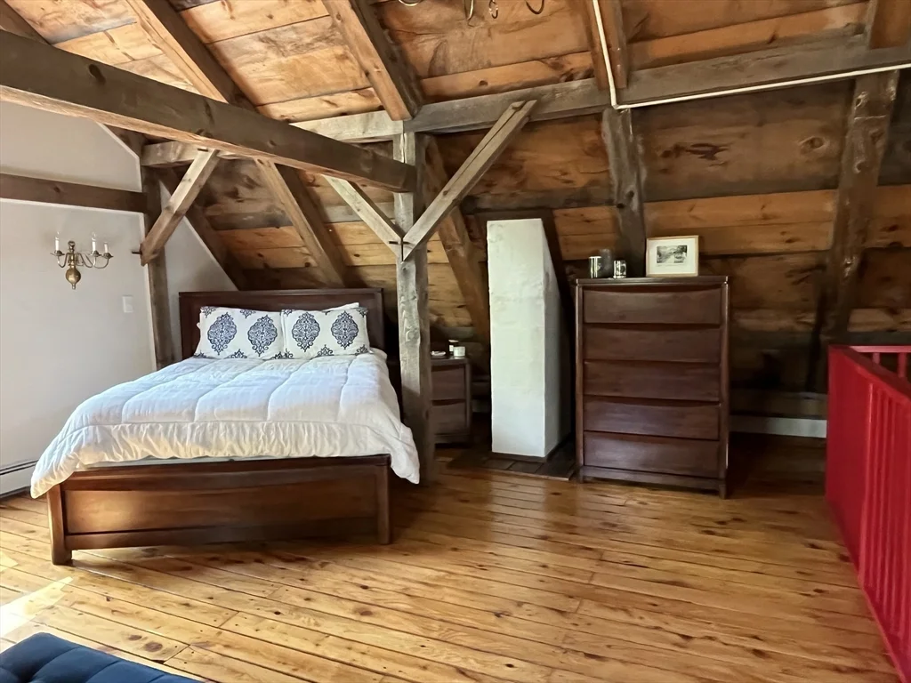 102 New Templeton Rd, Hubbardston