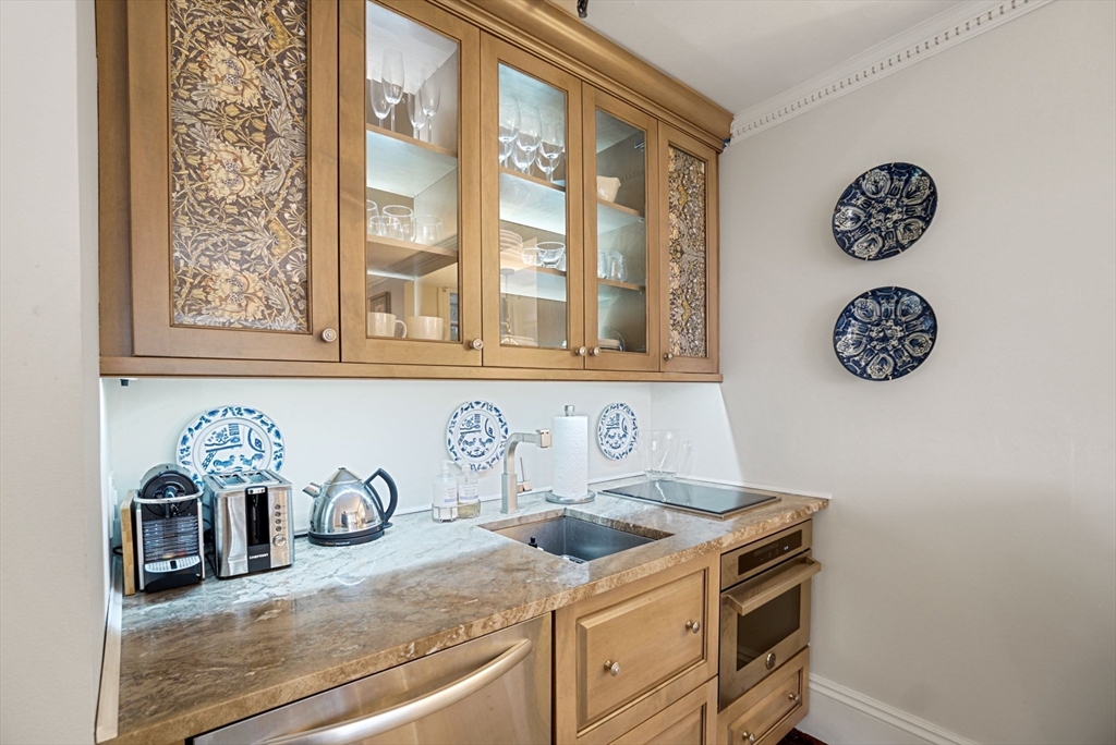 9 Willow St, Beacon Hill