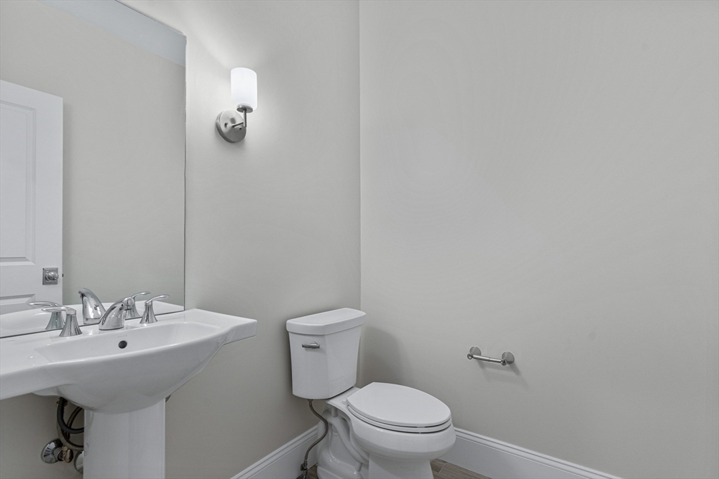 15 Lily Pond Ln, Lexington