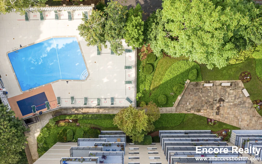 101 Monmouth Ct, Longwood