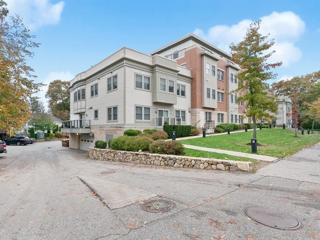 321 Hammond Pond Pkwy, Chestnut Hill