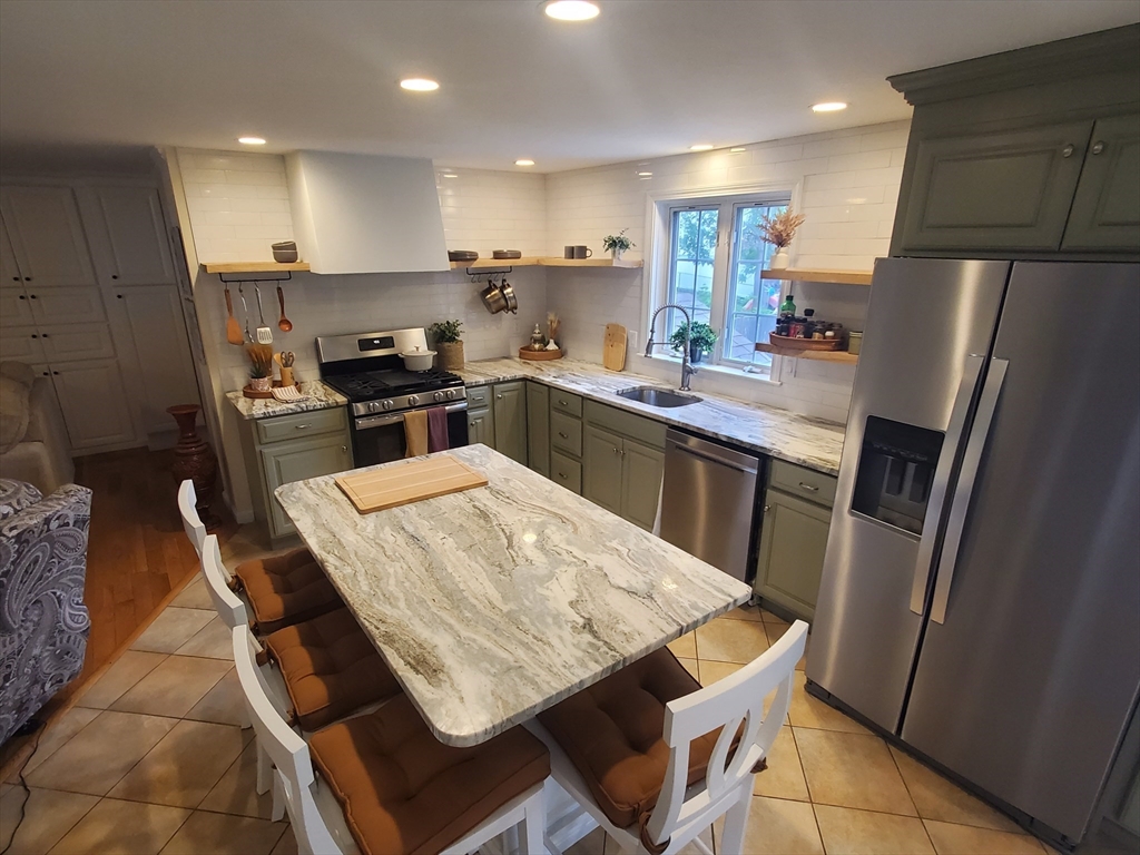 2 Valley Rd, Whitman