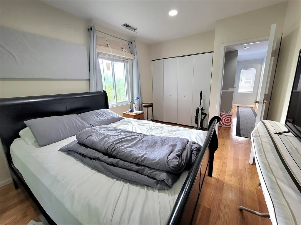391 Hyde Park Ave, Jamaica Plain
