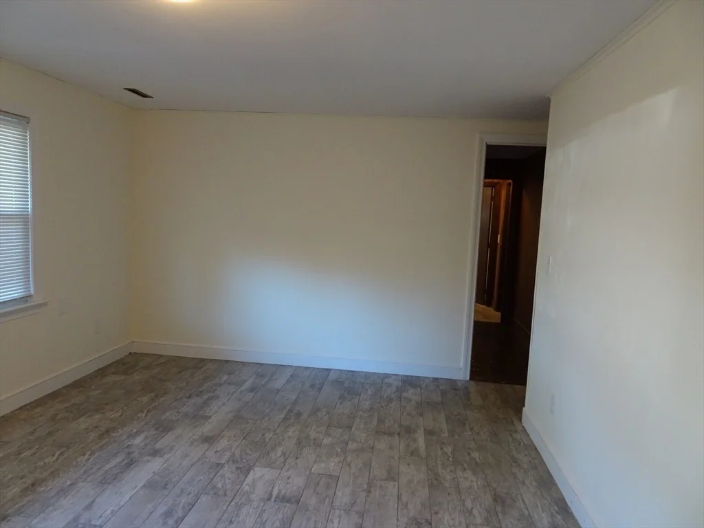 2 Lantern Ln, Burlington