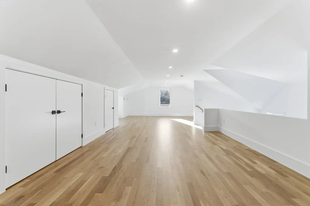 82 Louise Rd, Chestnut Hill