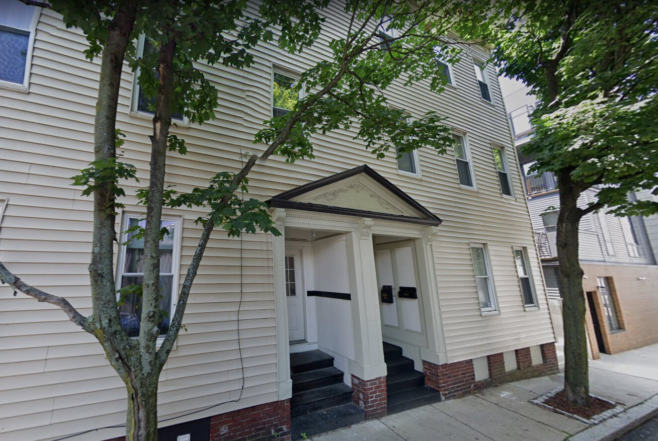3 bed, 1 bath apartment for rent at 66 Middle St Unit 1, South Boston — photo 2 of 3