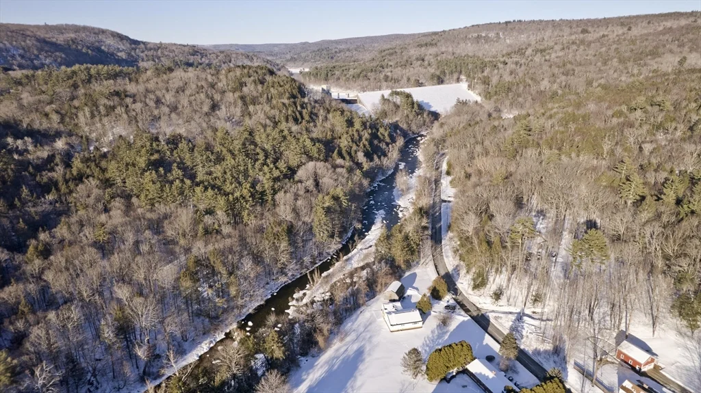 16 Knightville Dam Rd, Huntington