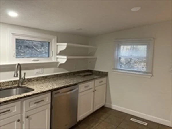 28 Paomet Rd, Weymouth