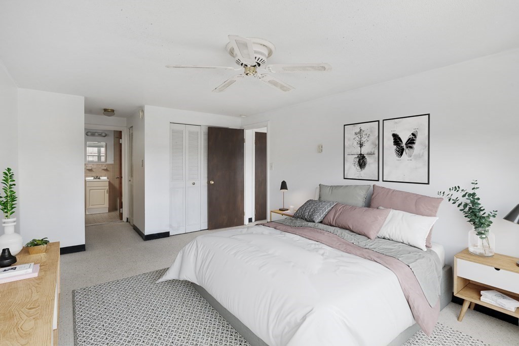 11 Old Colony Ln, Arlington Heights