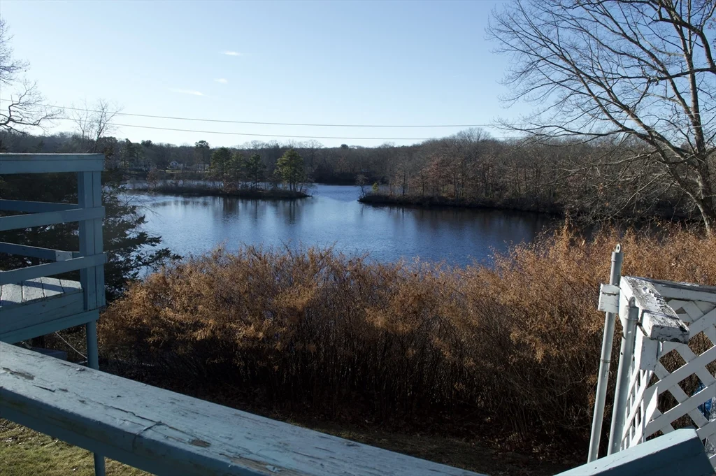 78 Edgewater Dr, Blackstone