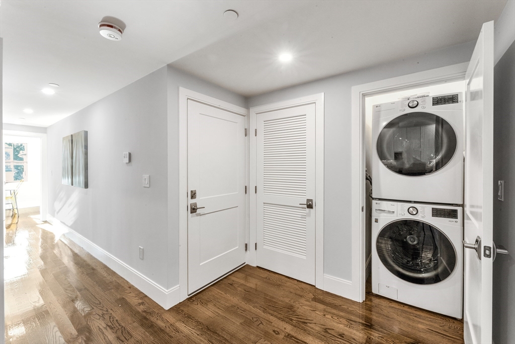 582 East Broadway, Boston