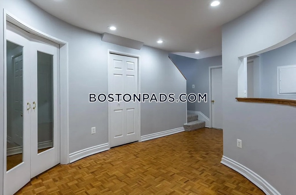 16 Symphony Rd, Fenway