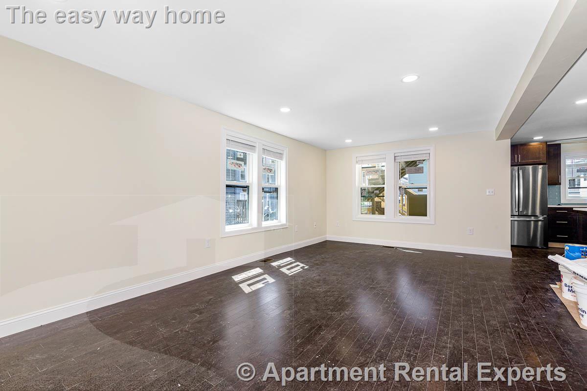 70-72 Stanley Ave, Tufts