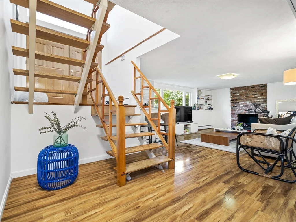 6 Nelson Dr, Chestnut Hill