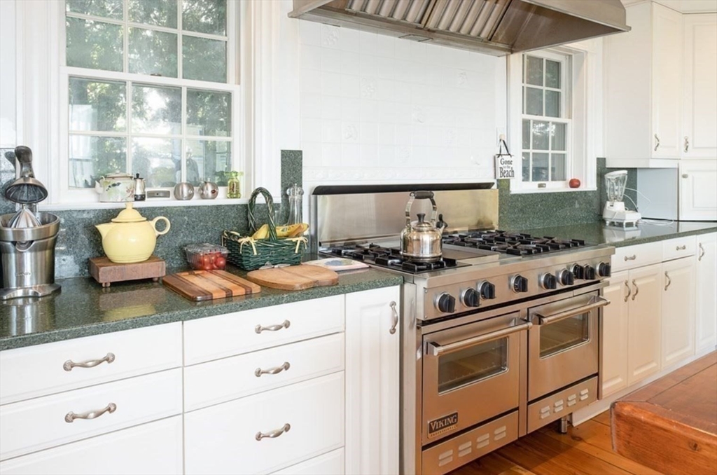 4 Spray Ave, Marblehead